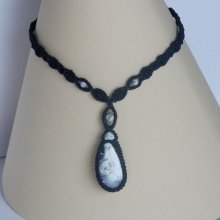 Halskette aus dunkelblauem Mikromakramee mit einem dendritischen Achat als Anhänger
